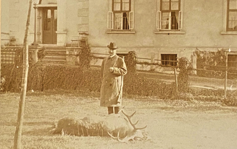 Friedrich mit Jagderfolg vor dem Herrenhaus 1909