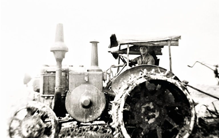 Traktorfahrer Hr. Räter auf Lanz-Bulldog 1934