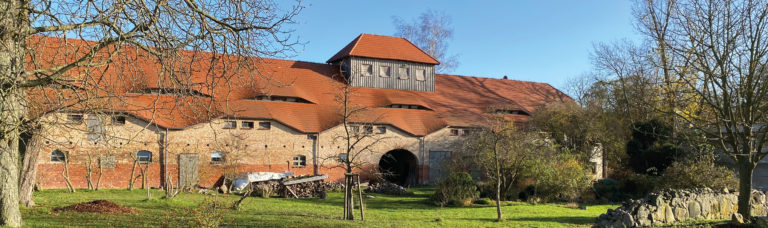 Kornspeicher und Maschinenhalle (westl. Hofseite) 2019